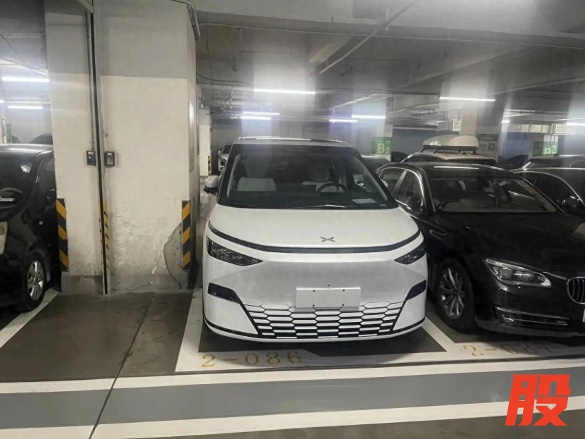 越造越大越来越重的新能源车，是车位和道路都不能承受之重